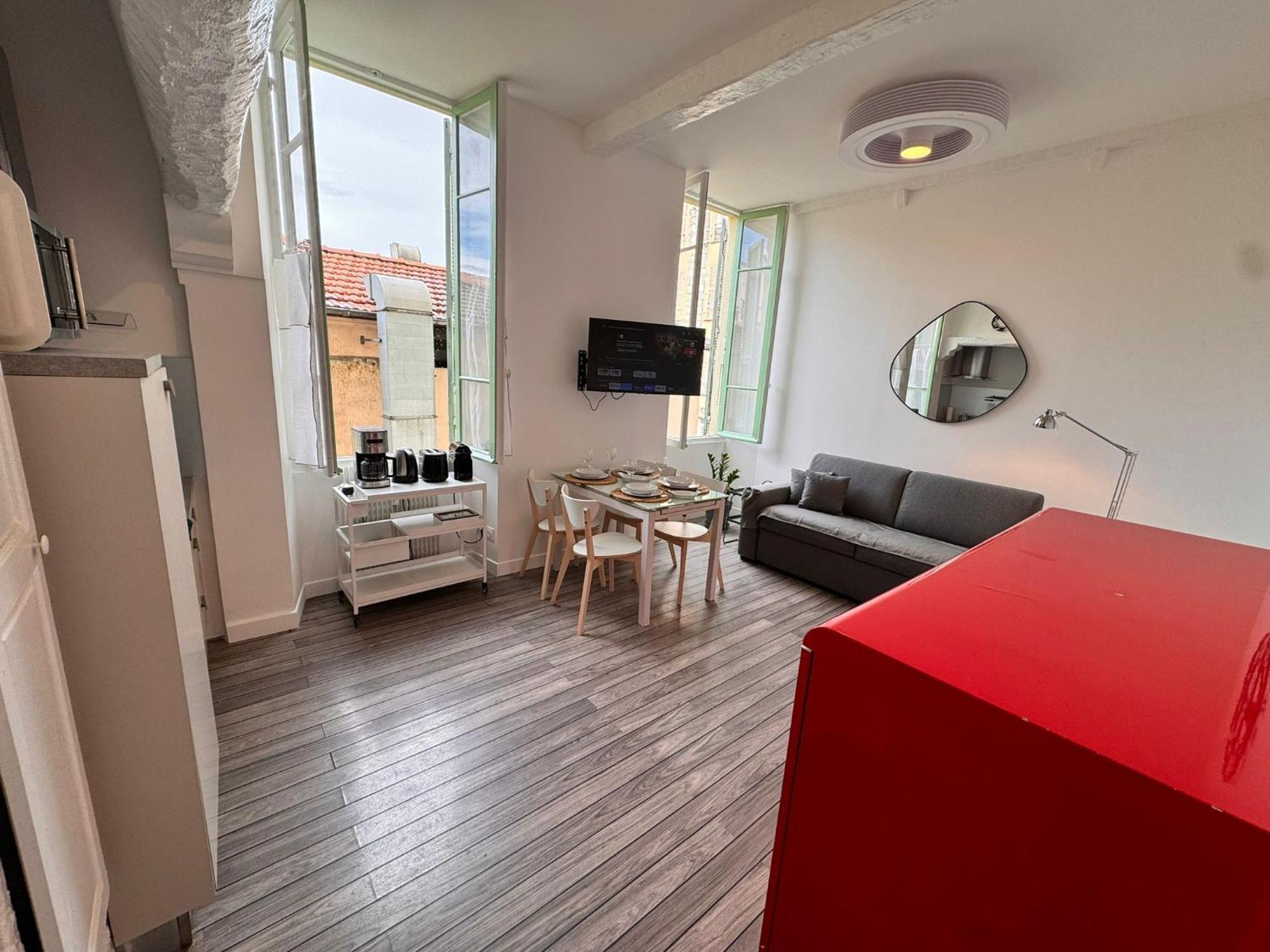 Carre D'or: Very Calm Cozy 2br, With Wi-fi