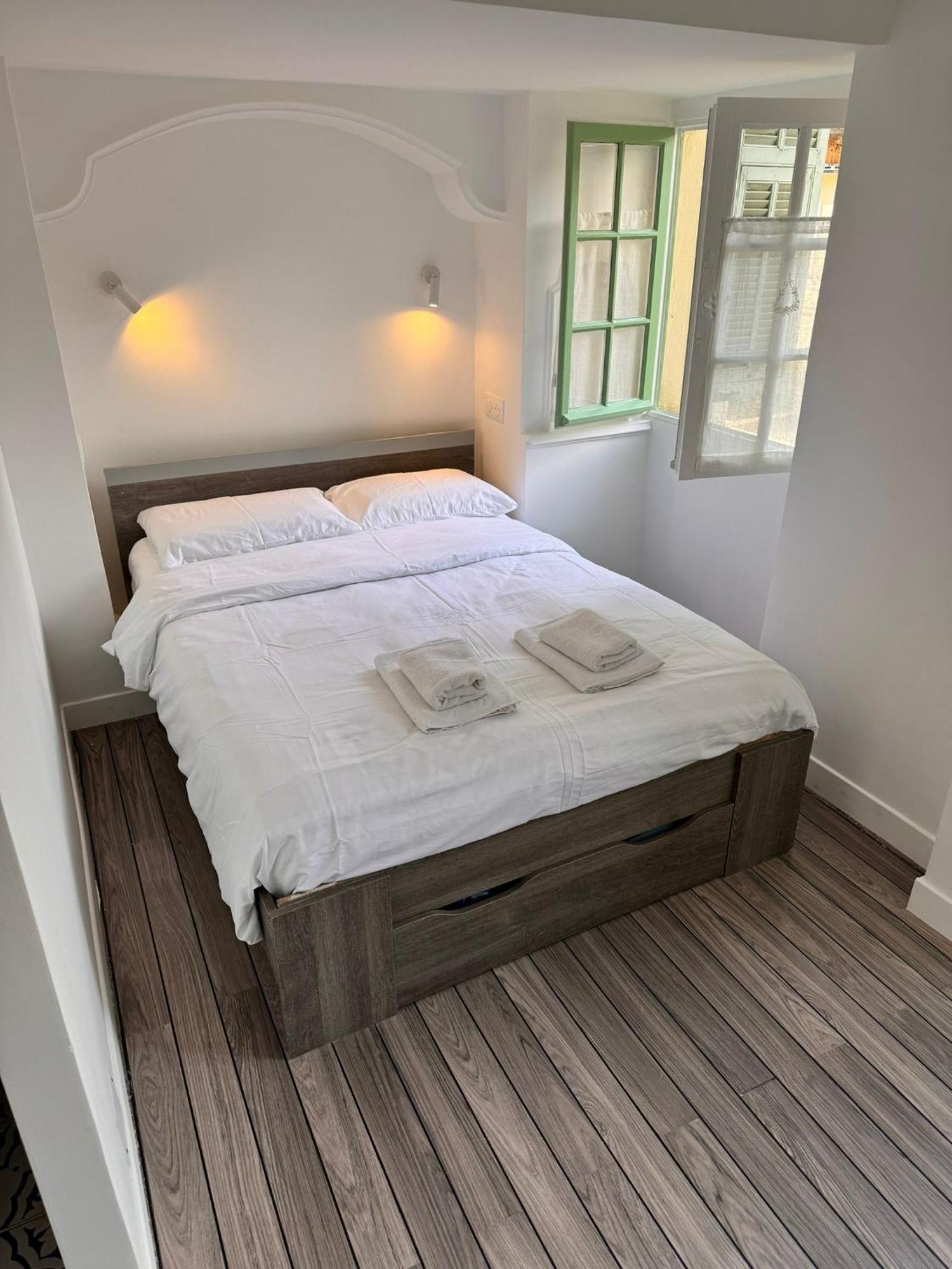 Apartment Carre D'or: Very Calm Cozy 2br, With Wi-fi *