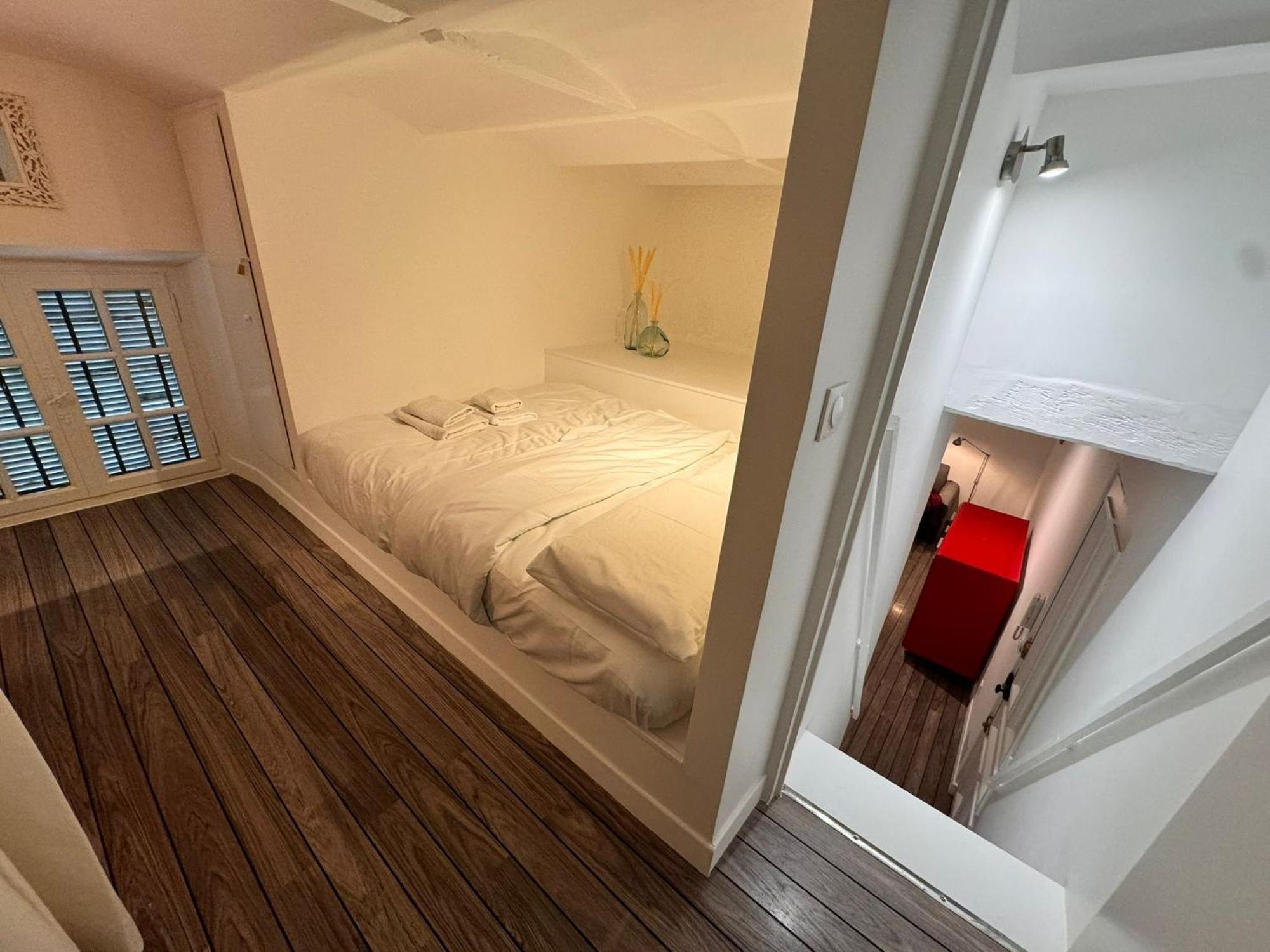 Carre D'or: Very Calm Cozy 2br, With Wi-fi Nice