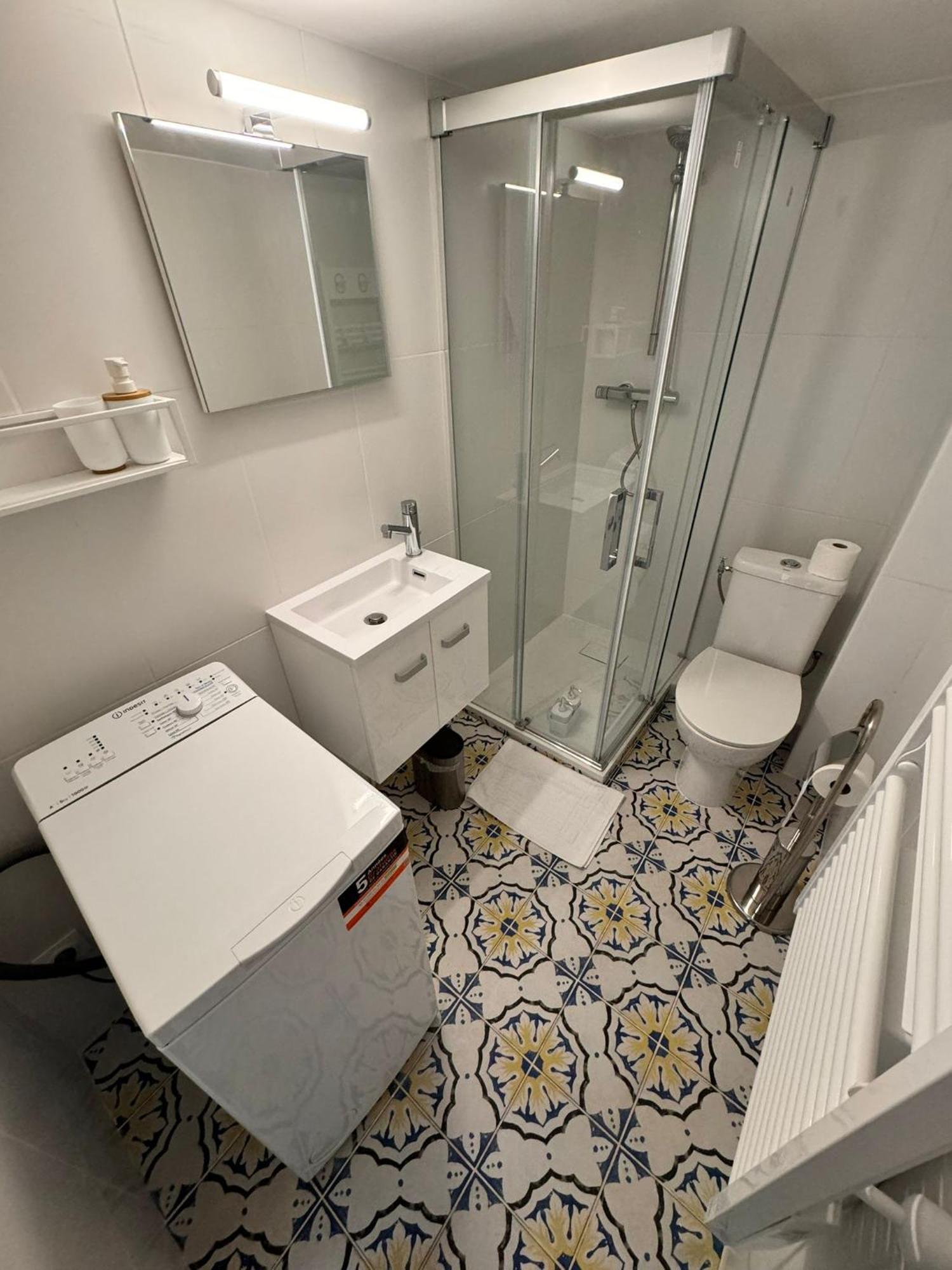 Carre D'or: Very Calm Cozy 2br, With Wi-fi *